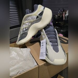 Adidas Yeezy 700 V3 Sneakers